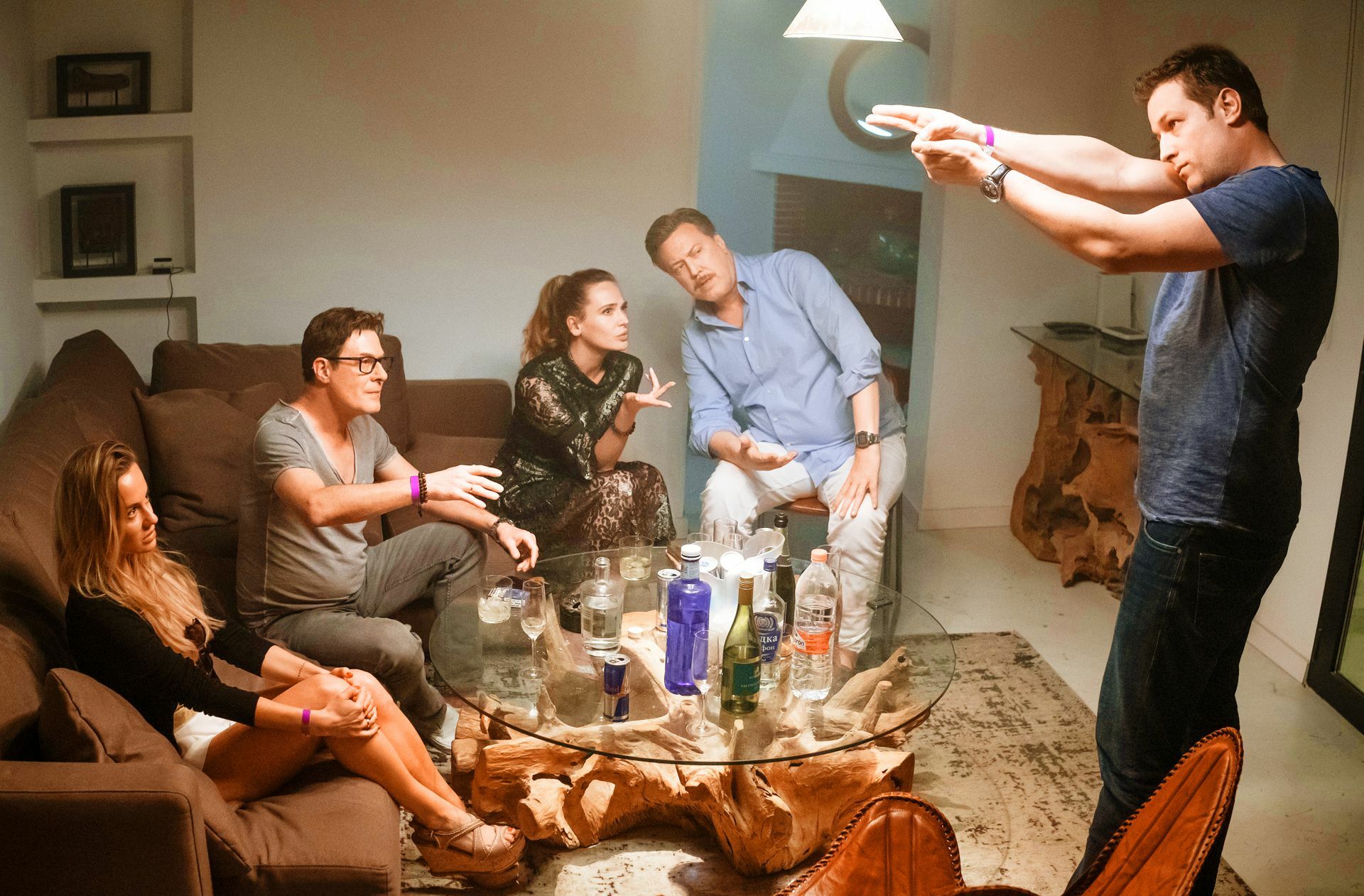 Wie Gudenus seine Hand zur Pistole formt – ein ikonisches Bild (v. li.): Tatjana Gudenus (Cosima Lehninger), Heinz-Christian Strache (Andreas Lust), Oligarchin (Anna Gorschkowa), Julian H. (Nicholas Ofczarek) und Johann Gudenus (Julian Looman).
 Foto: Sky Deutschland/W&B Tele..
