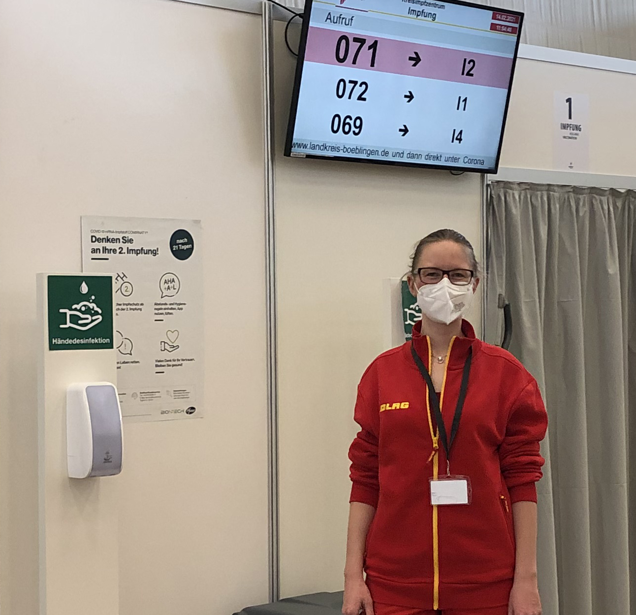Ehrenamtliche der DLRG helfen im Kreisimpfzentrum in Sindelfingen. Bild: z