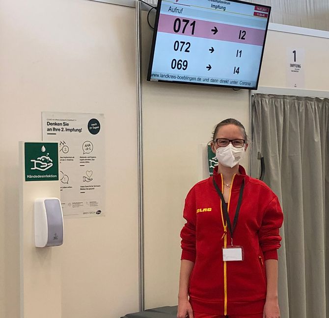 Ehrenamtliche der DLRG helfen im Kreisimpfzentrum in Sindelfingen. Bild: z