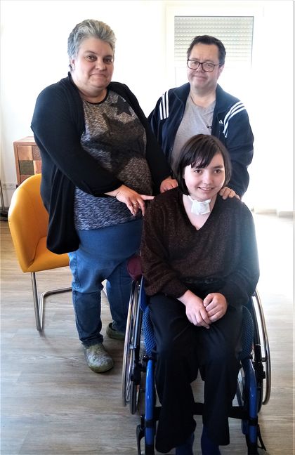 Trotz allem immer zuversichtlich: Die zwölfjährige Ida mit ihren Eltern Rebecca und Sven Rentschler. Die Familie braucht dringend Unterstützung für ein neues Fahrzeug. Bild: Privat/BVKH