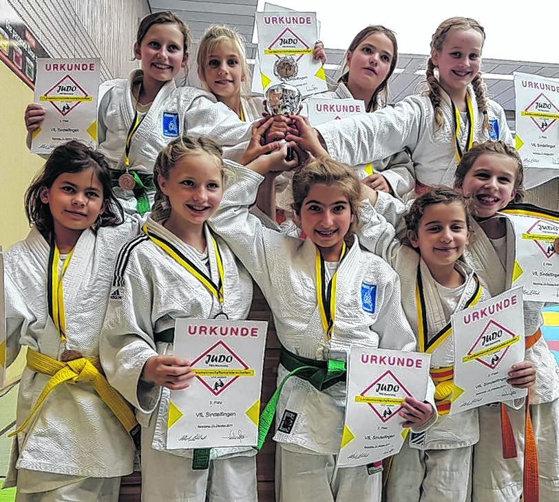 Neun Hände am Pokal: die erfolgreichen Judo-Mädchen des VfL Sindelfingen bei der Landesmeisterschaft in Backnang.  Bild: Vilz