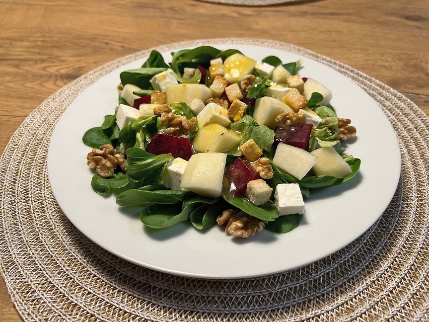 Feldsalat mit Birne, Rote Bete, Fetakäse und Walnüssen mit einem Honig-Senf-Dressing. Bilder: Kalus