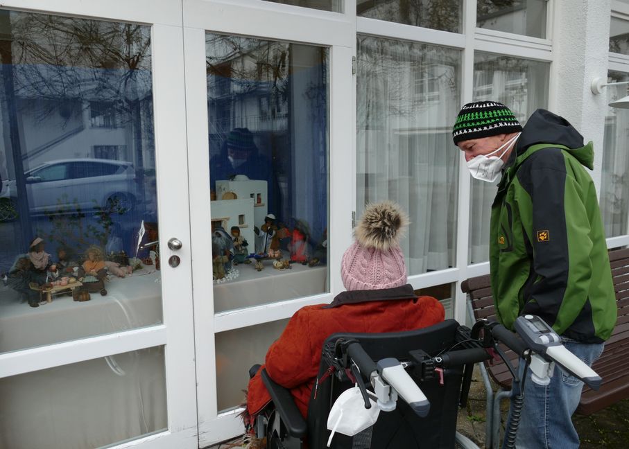 Die ökumenische Frauengruppe in Schönaich hat eine Fenster-Ausstellung organisiert. Bild: Lück