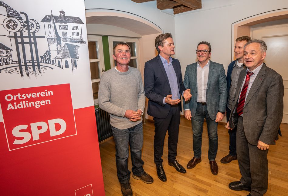 Beim SPD-Neujahrsempfang im Deufringer Schloss.  SPD-Ortsverein kommissarischer Vorsitzender Bernd Schaible, Daimler-Vorstand Markus Schäfer, Daimler-Werk Sindelfingen-Betriebsratsvorsitzender Ergun Lümali und die beiden SPD-Kreistagsmitglieder Jan Hambach und Tobias Brenner (von links)