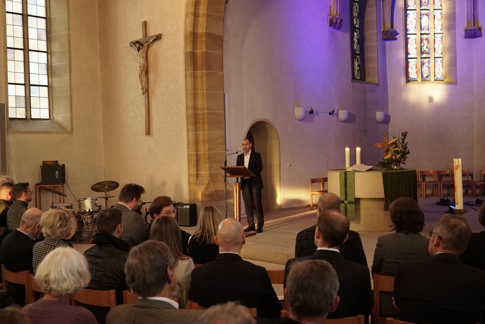 OB Dr. Stefan Belz bei seiner Rede anlässlich des Bombenangriffs vor 80 Jahren. Bild: Heiden