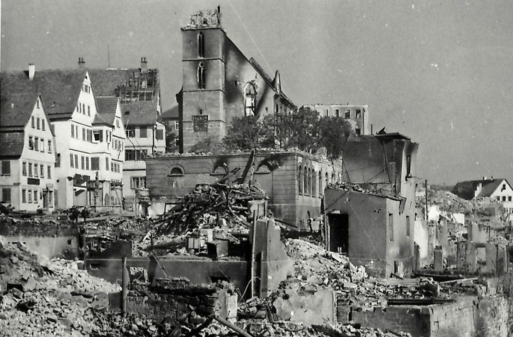 Bilder des Schreckens nach der Bombennacht vom 7. auf den 8. Oktober 1943 auf Böblingen: Die Stadtkirche ist zerstört, der Schlossberg gleicht einem einzigen Trümmerfeld. Bild: Stadt Böblingen