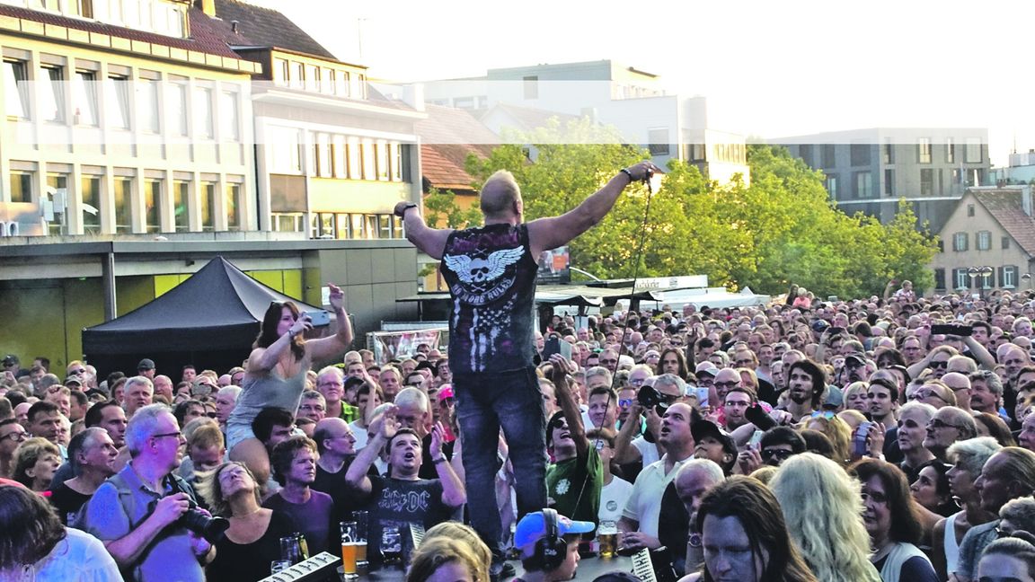 Dicht an dicht stehen die Besucher auf dem Sindelfinger Marktplatz, um gemeinsam mit Sänger Ollie Frommhagen und der Tribute-Band „Big Balls“ zu Songs von AC/DC zu rocken. Bild: SDMG/Dettenmeyer