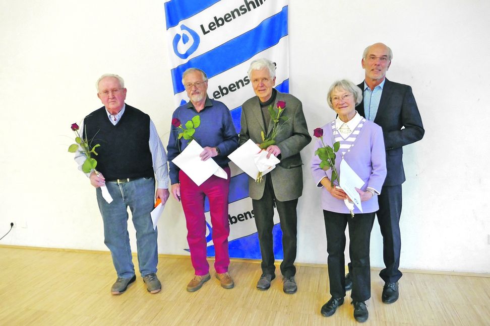 Ehrungen bei der Lebenshilfe (von links): Manfred Eiß, Gerhard Schlimm, Dr. Christoph Bayer, Paula Schlimm und der neue Vorsitzende Lutz Lemke. Bild: Lück