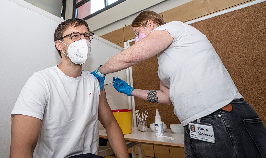Weil der Stadts Bürgermeister Christian Walter wurde am Impftag der Stadt von Krankenschwester Tanja Berner mit dem Johnson & Johnson Impfstoff geimpft. Bild: Richter