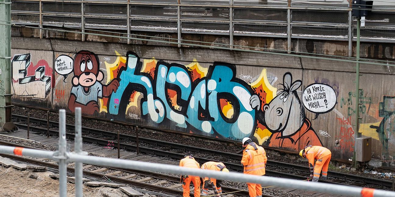 Immer wieder Graffiti-Aktionsfeld: Die Einfahrt Hauptbahnhof Stuttgart – hier 2011