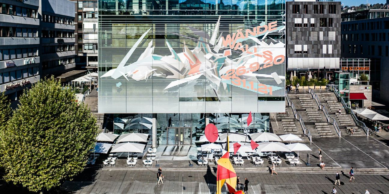 Schon die  Architektur des  Kunstmuseum Stuttgart ist für „Wände / Walls“ (26. September bis  31. Januar) Kunstbühne: Der Hamburger Graffitikünstler Mirko Reisser „sprengt“ die Glasfassade mit einem „3-D-Style“ seines Pseudonyms DAIM.