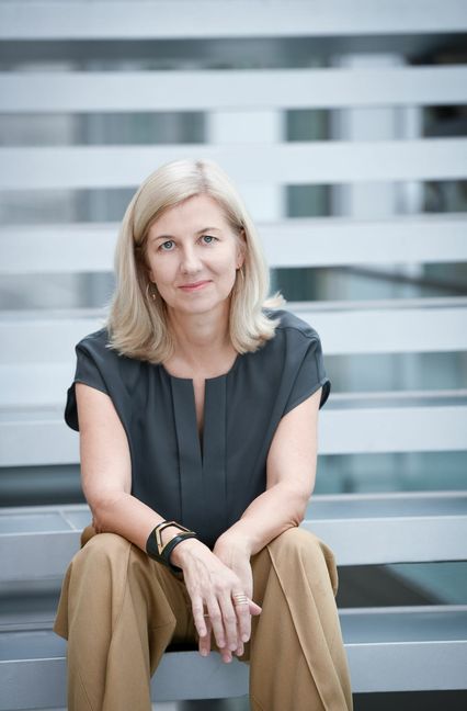 Kunstmuseums-Direktorin Ulrike Groos sieht „Wände / Walls“ auch als Musterbeispiel für kollegiale Zusammenarbeit – das Kunstmuseum kooperiert für das Projekt unter anderem mit der Deutschen Bahn und dem Stadtpalais Stuttgart