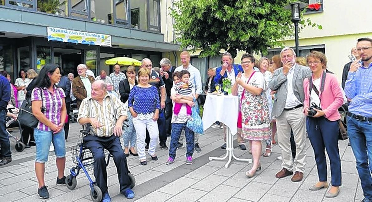 Bei einem Sektempfang im Hof wurde das Zehnjährige des Pflegeheims Haus am Brunnen gefeiert. Bild: Lück