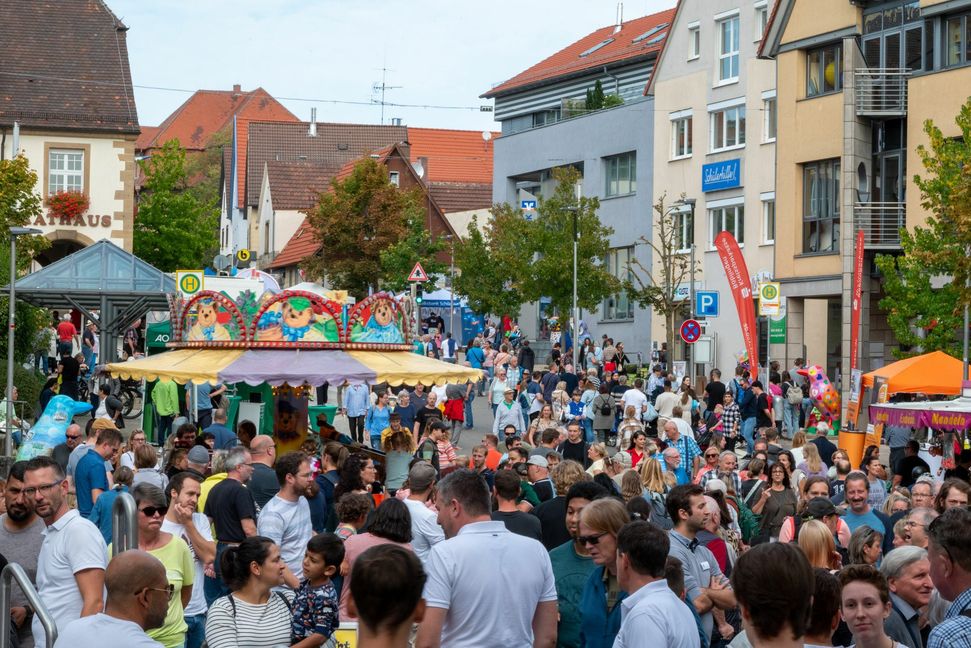 In Holzgerlingen werden das Gemeinschaftsgefühl und der Zusammenhalt großgeschrieben. Zu beobachten ist das unter anderem Jahr für Jahr im Oktober beim Holzgerlinger Herbst. Bild: Nüßle