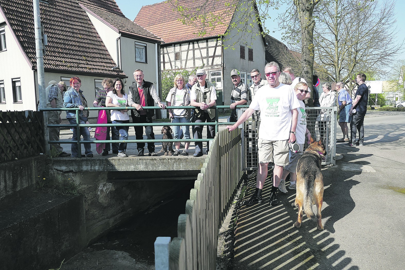 Die interessierten Bürger besichtigen am Planbach die Ecke Planstraße/Neue Stuttgarter Straße. Insgesamt 3 neue Hochwasserrückhaltebecken sind geplant.  Bild: Lück