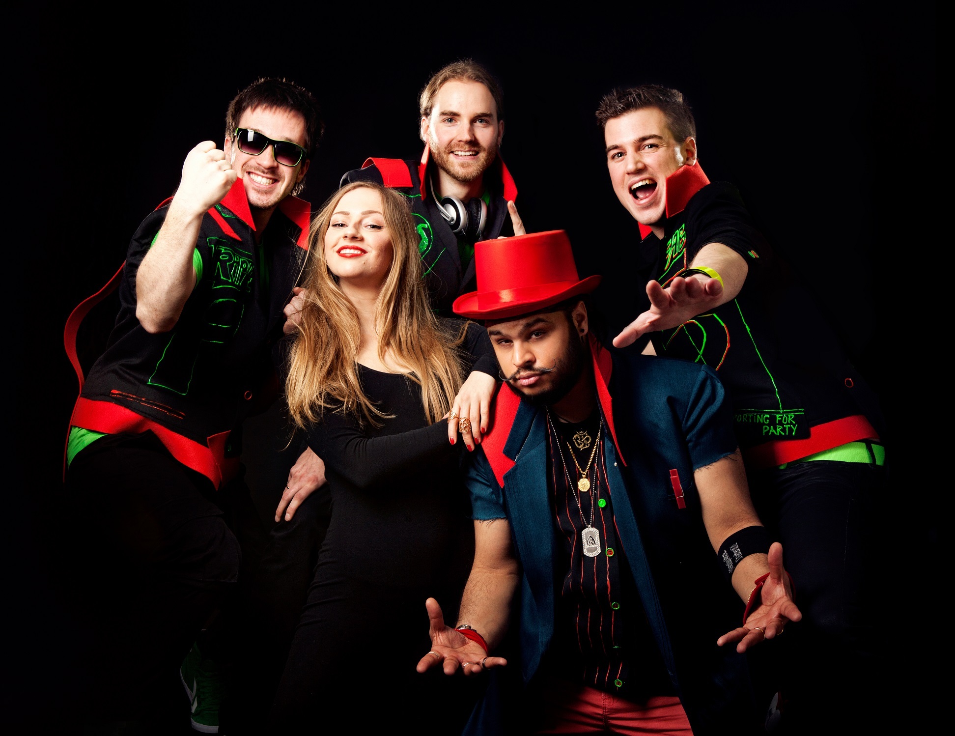 Die energiegeladene Band "Captain Dance" spielt die Songs der 90er im trashigen Bühnenoutfit. Bild: z