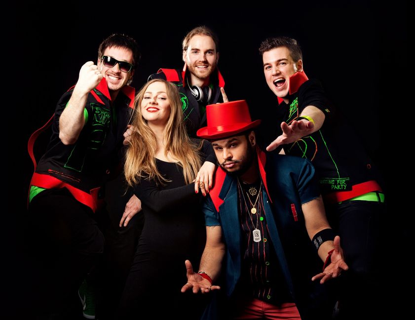 Die energiegeladene Band "Captain Dance" spielt die Songs der 90er im trashigen Bühnenoutfit. Bild: z