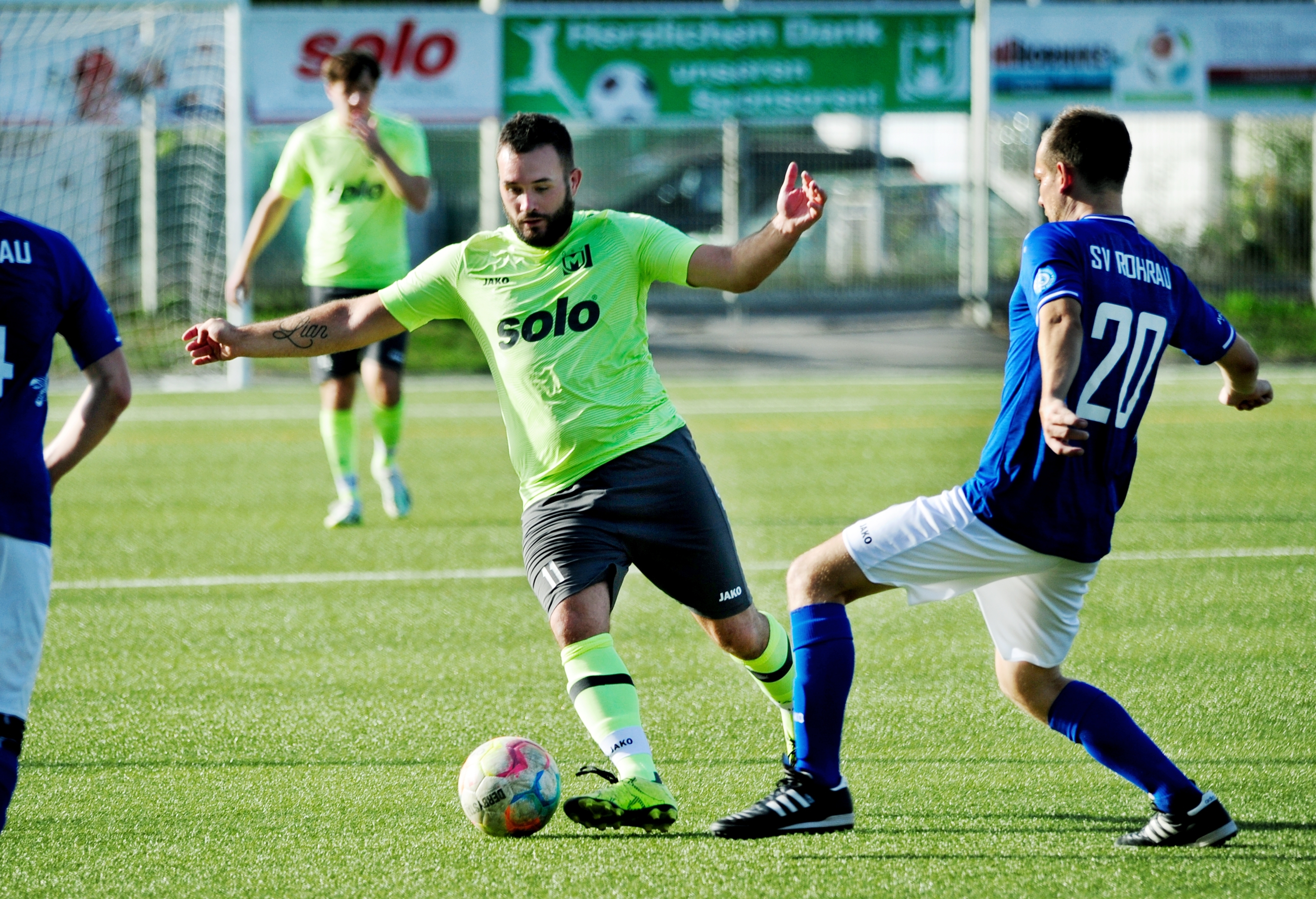 Vincenzo Seewald (links) und der GSV Maichingen ziehen gegen Alexander Colmsee und den SV Rohrau den Kürzeren.      Bild: Photostampe