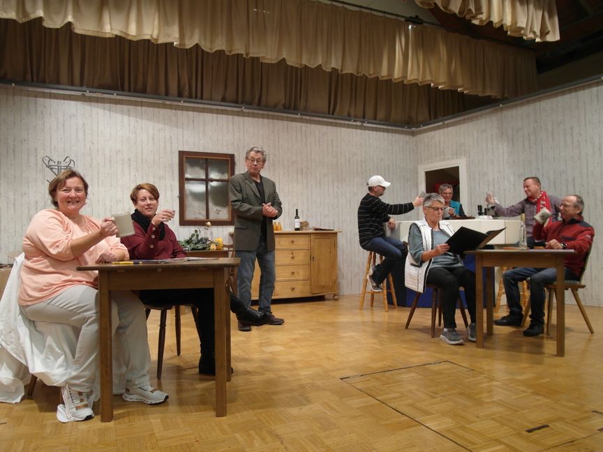 Für die Mundart-Komödie "Kaviar trifft Currywurst" mit (von links) Sigrid Schmid, Tanja Magenau, Gerhard Manz, Uwe Großhans, Sigrid Laier, Heidrun Böttinger, Jürgen Harm und Günter Moroff hat das Mundarttheater Darmsheim zum ersten Mal in seiner Geschichte schon vor der Premiere alle Vorstellungen ausverkauft. Bild: Staber