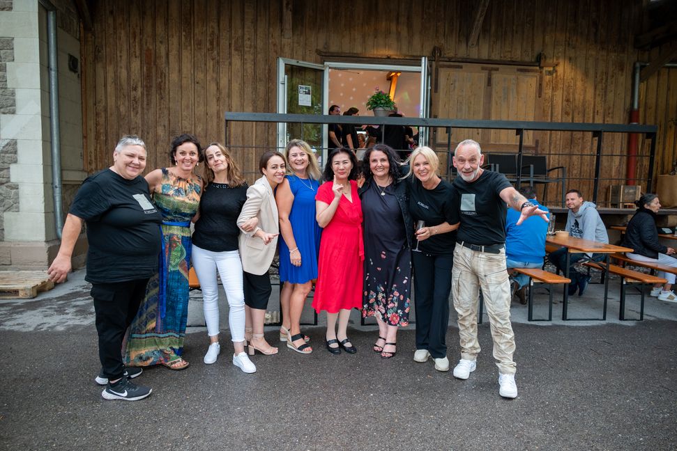 Besonders gefreut hat sich Michaela Arzt (Zweite von rechts), dass auch viele ehemalige Schilling-Mitarbeiter gekommen sind.     Bild: Nüßle