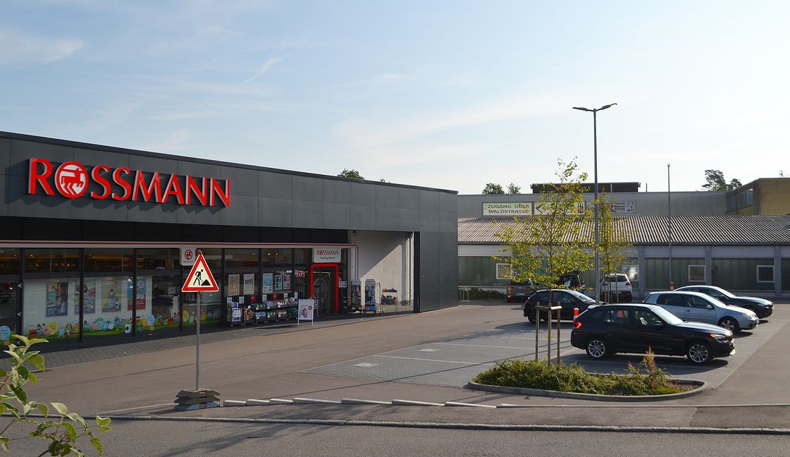 Lidl möchte im Schönaicher Gewerbegebiet einen neuen Markt eröffnen. Dem Vernehmen nach plant das Unternehmen, sich in Nachbarschaft des Drogeriemarkts Rossmann (im Bild hinten) anzusiedeln. Bild: Hamann