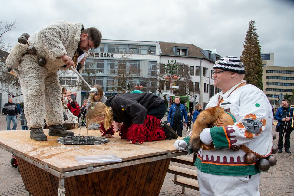 Zusammenarbeit der Sindelfinger Narren ist angesagt.Kay Wurmbauer, Zunftmeister der Brunnensäue tauft Kim Weiss von der Sindelfinger Narrenzunft im Beisein von Ingo Lutz, 2. Vorstand der Narrenzunft. Bild Nüßle