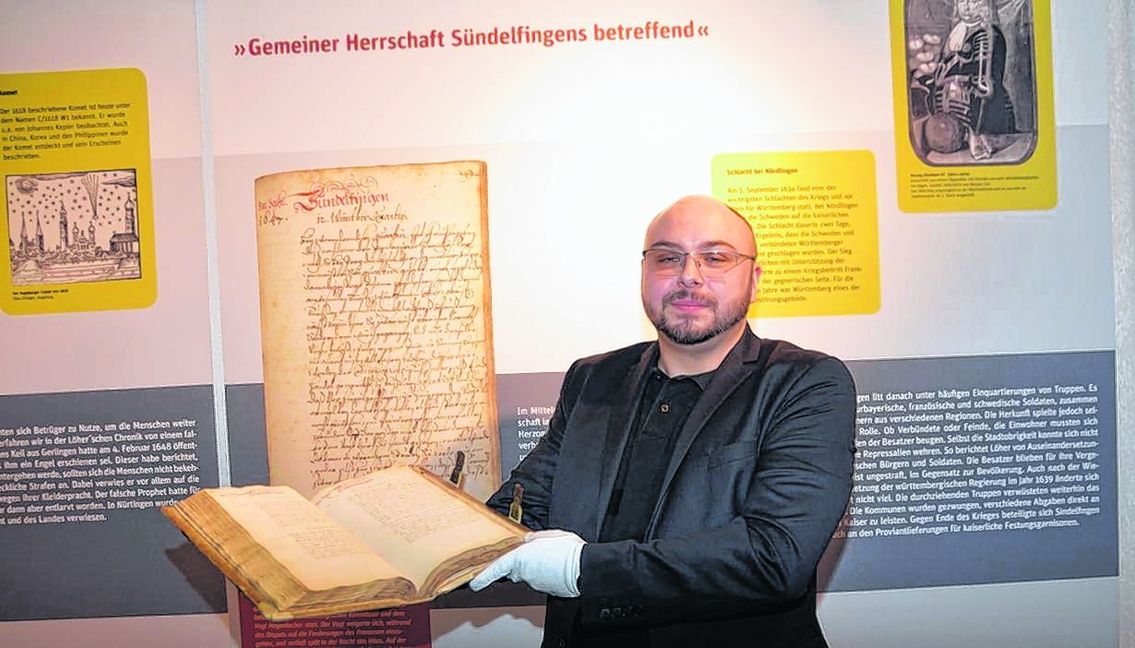 Historiker Michael Weber vor Exponaten der Ausstellung „Tyrannisch und fürchterlich gehaußet“ mit der Stadtchronik im Sindelfinger Stadtmuseum. Bilder: Reichert