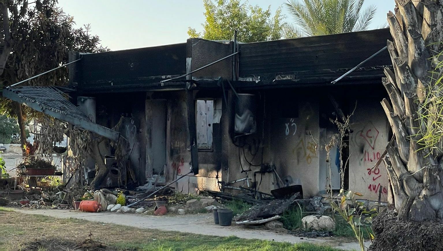 Ausgebrannte Häuser, Einschusslöcher in Wänden und Fenstern - die Hamas-Terroristen wüteten und mordeten im Kibbuz Kfar Aza. Bild: z