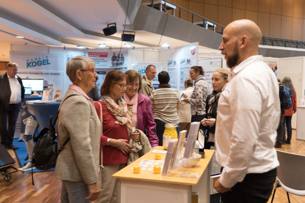Andrang bei der Messe "Fühl dich wohl". Der Großteil der 9000 Besucher nutzte die Möglichkeit, sich beraten zu lassen. Bild: Nüßle