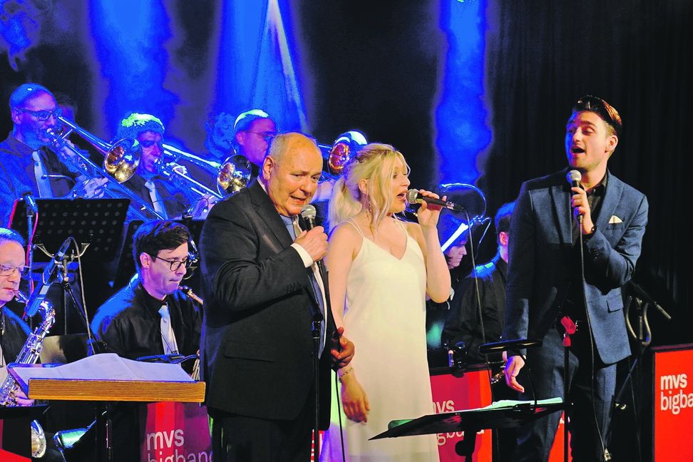 Der singende Bandleader Jörg Gebhardt mit Tanja Losch, Alexander Wolff (von links) und der MVS-Big Band im Pavillon. Bild: Heiden