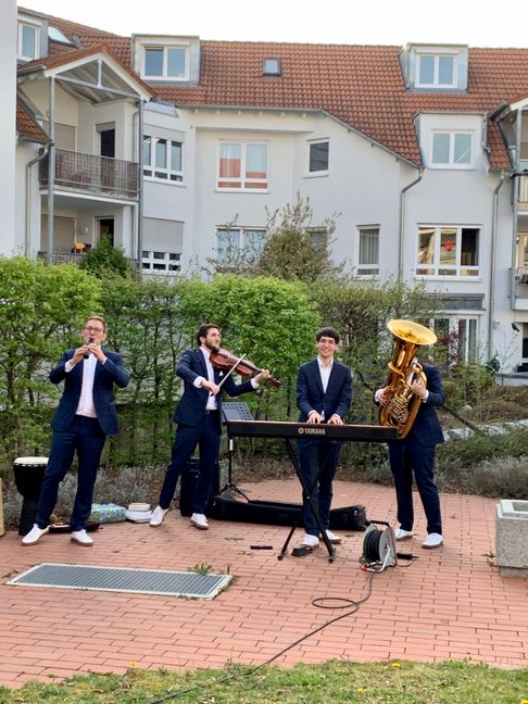 Die freie Zeit nutzen die Hanke Brothers David, Lukas, Jonathan und Fabian Hanke (von links), um den Bewohnern von Pflegeheimen in der Umgebung mit kleinen musikalischen Einlagen eine Freude zu machen.  Bild: Hanke Brothers