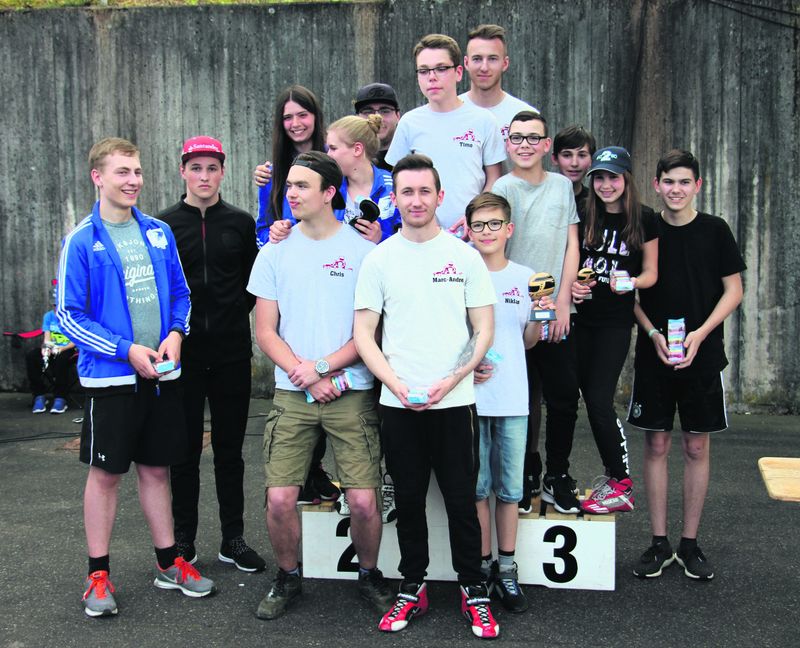 Die erfolgreichen Piloten aus Steinenbronn (weiße T-Shirts) und Böblingen (links). Bild: Sigrid Berg-Born