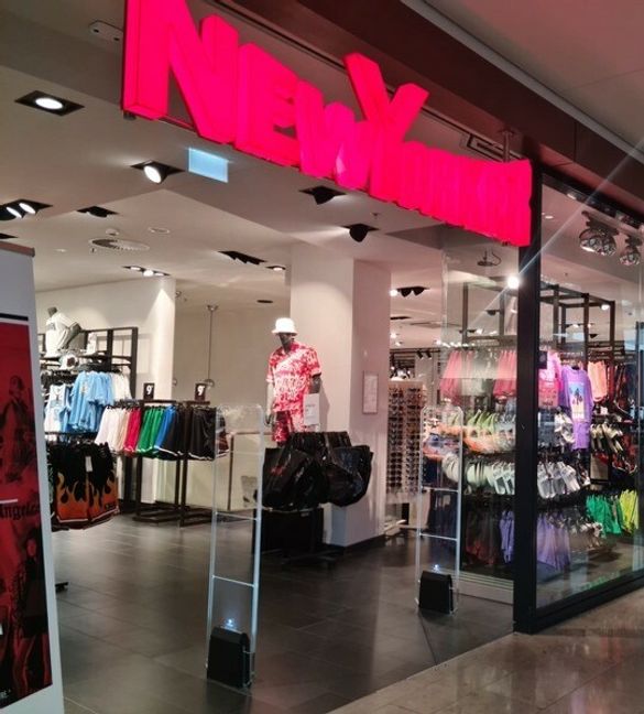 Das Modelabel New Yorker in dem Mercaden hat nach viermonatigen Umbau wieder geöffnet. Bild: Mercaden