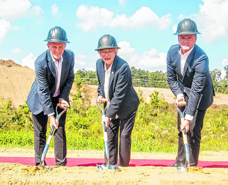 Spatenstich in Tuscaloosa (von links): Jason Hoff, President und CEO MBUSI, Kay Ivey, Gouverneurin von Alabama, und Markus Schäfer, Mitglied des Bereichsvorstands Mercedes-Benz Cars, Produktion und Einkauf. Bild: z