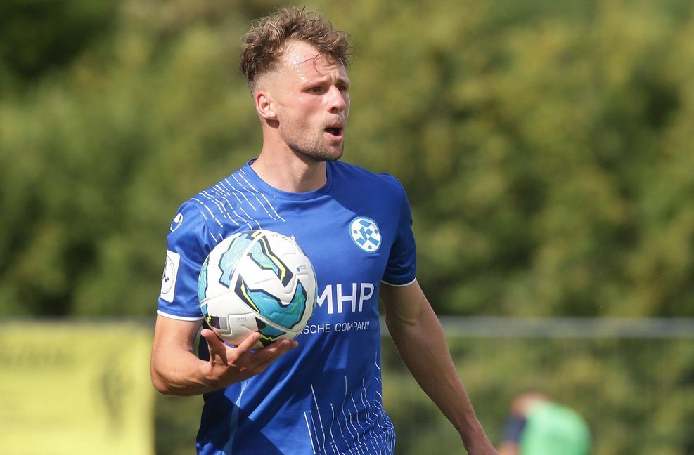 Verteidiger Marcel Schmidts befindet sich  nach seiner Gesichtsverletzung wieder im Mannschaftstraining der Stuttgarter Kickers.