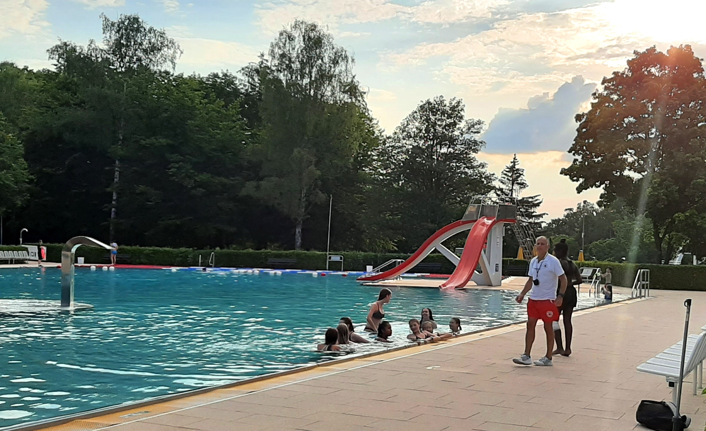 Die Personalnot im Sindelfinger Freibad ist wegen krankheitsbedingter Ausfälle nach wie vor groß. Am Wochenende konnte das Südbecken nur wegen spontaner Unterstützung von Freiwilligen des DRK und der DLRG geöffnet werden.                  Bild: z