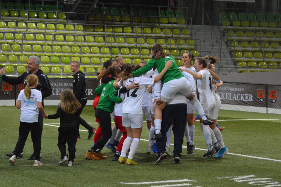 Sogar die schwer am Knie verletzte Torschützenkönigin Carolin Frasch wird zum Jubeln getragen: Der VfL Herrenberg hat sich den Titel bei der 2. Hallenfußball-Gala der Frauen im Sindelfinger Glaspalast gesichert. Bild: Zvizdiç