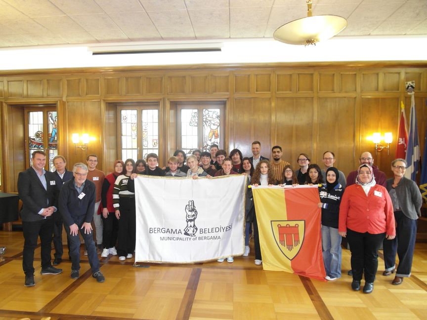 Im Wolfgang-Brumme-Saal des Böblinger Alten Rathauses sind die Schüler des Projekts "Kommunale Jugendbeteiligung in Deutschland und in der Türkei" aus Bergama unter anderem vom Ersten Bürgermeister Tobias Heizmann empfangen worden.  Bild: Staber