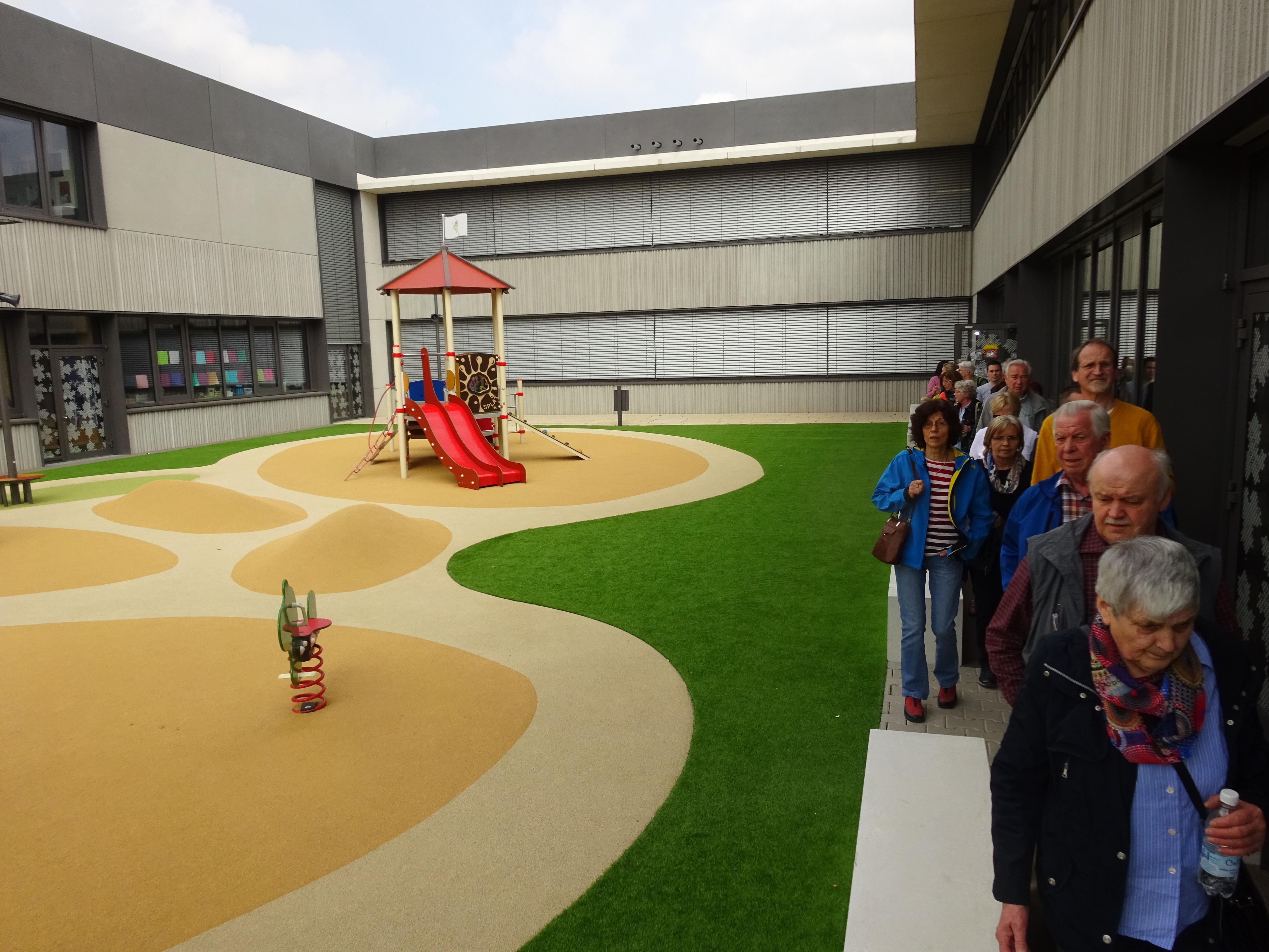 Besuch auf dem Kindergartengelände neben der Highschool: Die SZ/BZ-Leser in der Böblinger Panzerkaserne. Bild: Bilaniuk