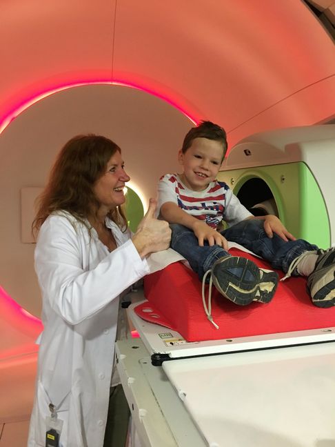 Alexander muss einen Großteil seiner Kindheit im Krankenhaus vebringen. Bild: z