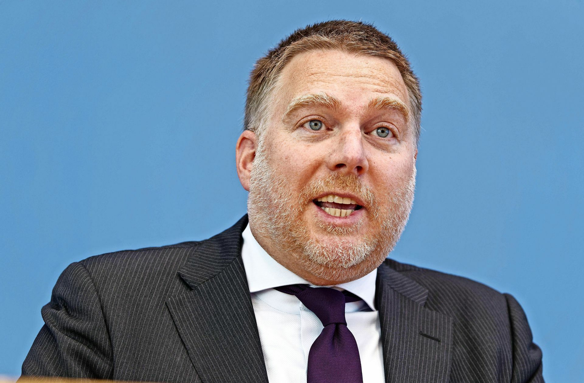 Augsberg lehnt eine Impflicht nicht grundsätzlich ab, hält sie aber derzeit für nicht begründbar.