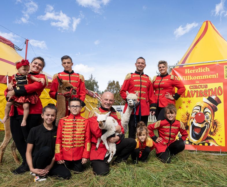 Der Zirkus Bravissimo gastiert in Merklingen. Hier kam vor wenigen Tagen das Alpako-Junge zur Welt. Bild: Richter