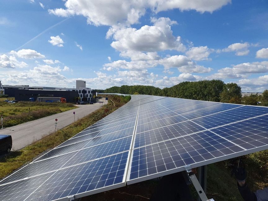 Zusammen mit den Stadtwerken Böblingen betreiben die Stadtwerke Sindelfingen auf dem Lärmschutzwall der A81 beim Flugfeld die größte PV-Anlage im Kreis Böblingen. Auch bei der Sindelfinger Solar-Offensive sollen sie eine tragende Rolle spielen, fordert der Gemeinderat.        Bild: z