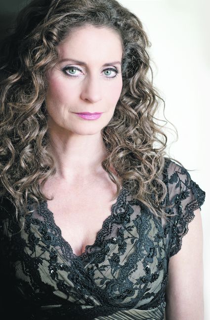 Pia Douwes (bekannt unter anderem aus den Stuttgarter Musicals „Rebecca“ und „Elisabeth“) singt am 29. Februar in der Stadthalle. Bild: Simone Leonhartsberger/z