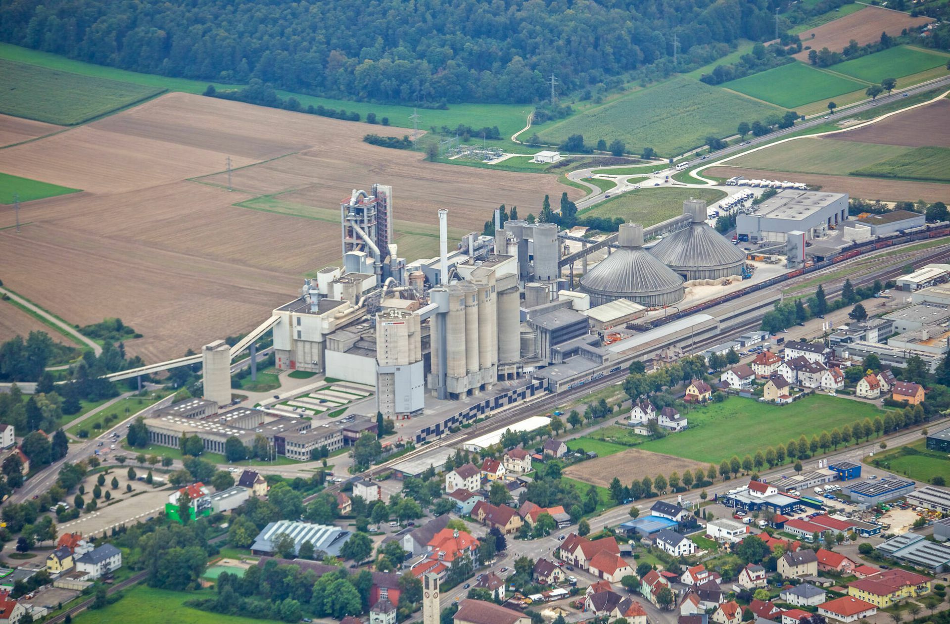 Die klimafreundliche Kerosinproduktion soll am Schwenk-Zementwerk in Mergelstetten aufgebaut werden.