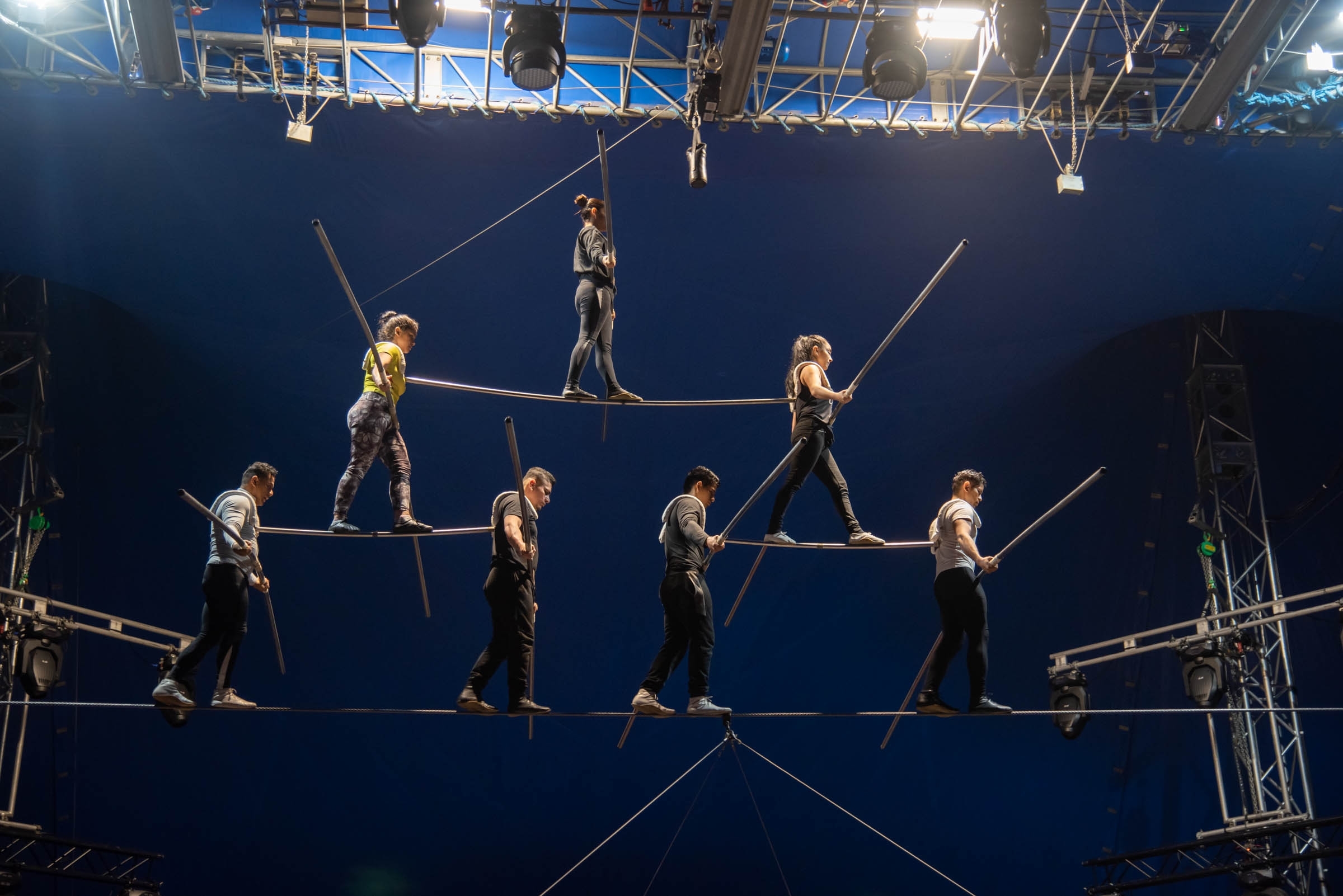 Der Höhepunkt der Show, die menschliche Pyramide auf dem Hochseil, wird täglich trainiert. Bild: Nüßle