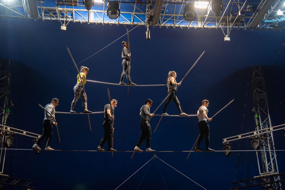 Der Höhepunkt der Show, die menschliche Pyramide auf dem Hochseil, wird täglich trainiert. Bild: Nüßle