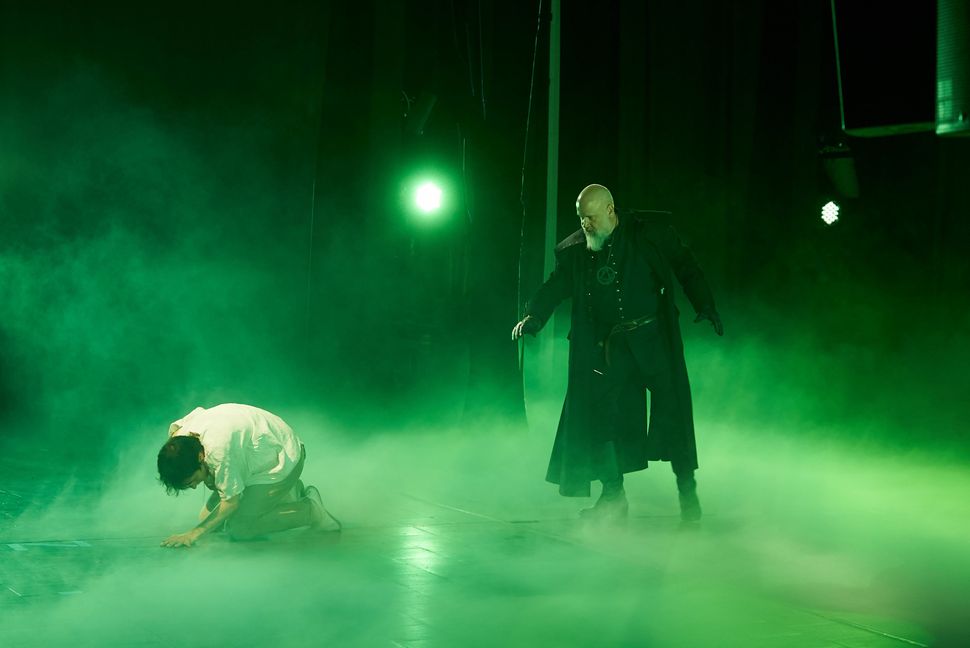 Bennet Weber als junger Krabat (links) und Ingo Sika als Meister. Bild Heiden