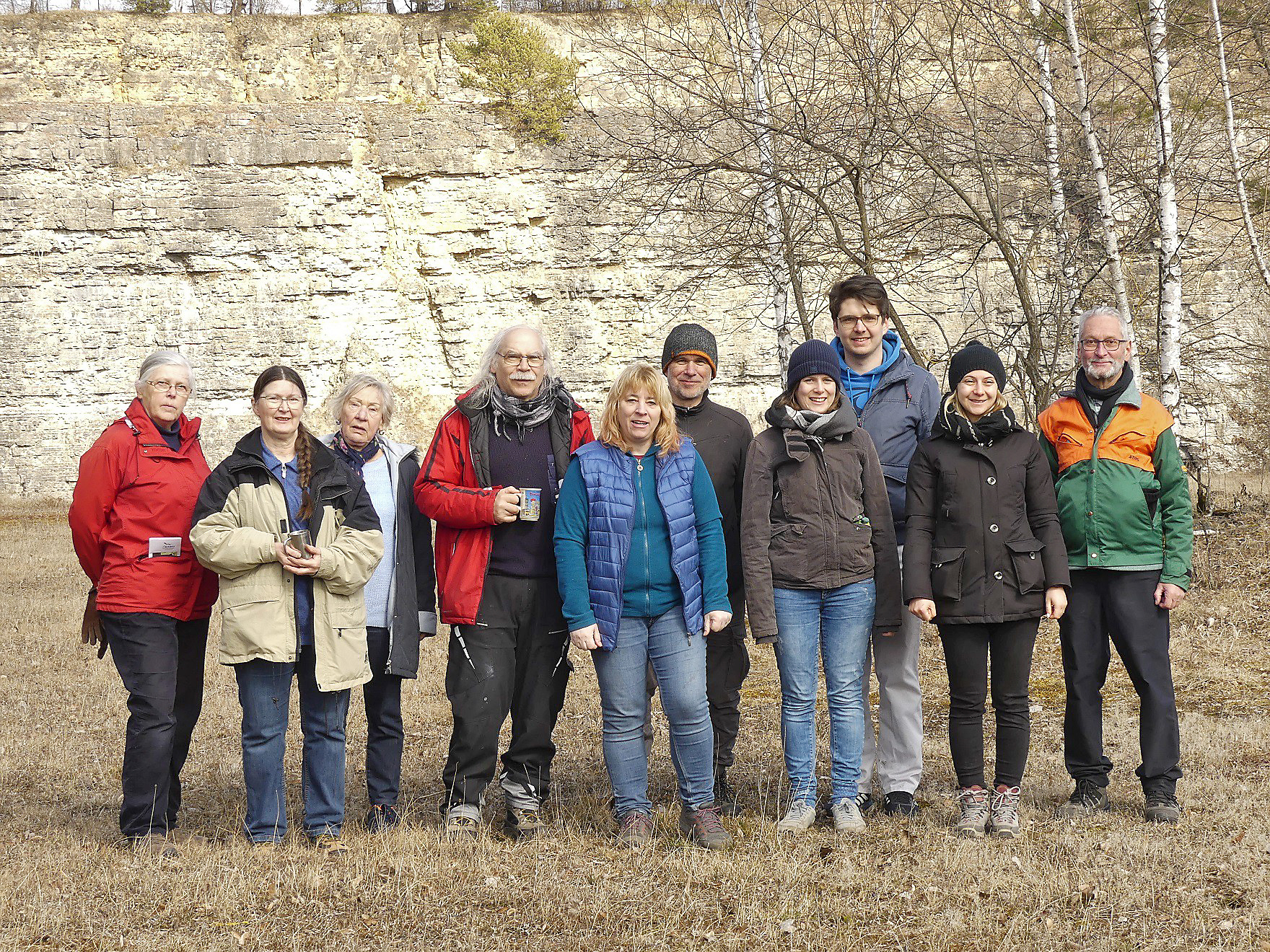 Das wackere NABU-Team bei der Putzaktion im ehemaligen Steinbruch (von links): Margret Ruoff, Ingrid Pfister, Marlene Fehrmann, Wolfgang Pfister, Sandra Narr, Uli Narr, Karina Kohler, Chris Hoffmann, Lisa Baranowski und Werner Deininger.           Bild: z