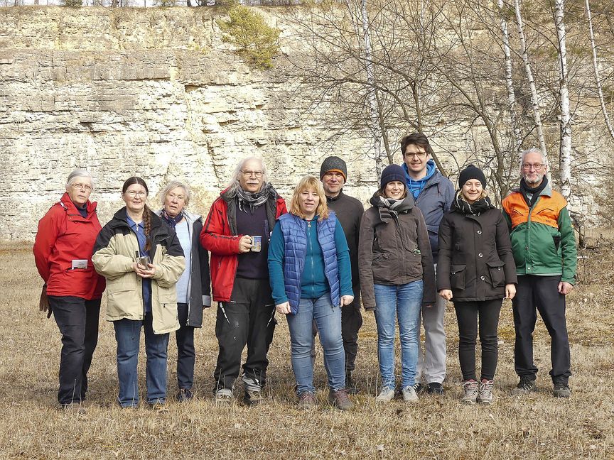Das wackere NABU-Team bei der Putzaktion im ehemaligen Steinbruch (von links): Margret Ruoff, Ingrid Pfister, Marlene Fehrmann, Wolfgang Pfister, Sandra Narr, Uli Narr, Karina Kohler, Chris Hoffmann, Lisa Baranowski und Werner Deininger.           Bild: z
